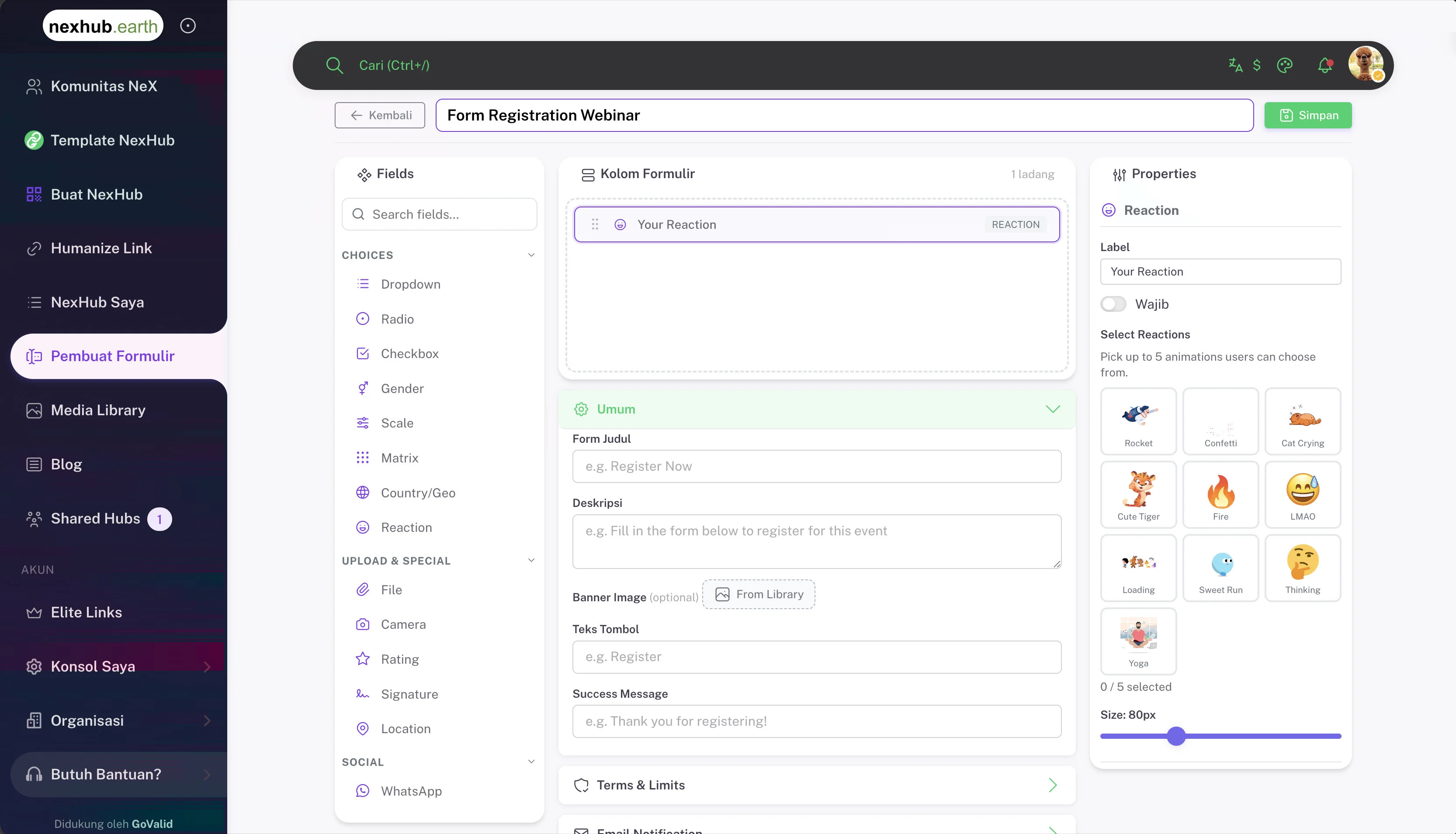 Pembuat formulir dengan panel field, kolom formulir, dan sidebar properti field